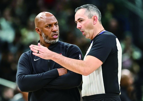 比卢普斯(左)实现了从球星到NBA主帅的跨越 图据新华社